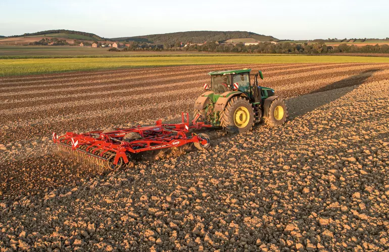 Das Stoppel- und Saatbettgrubber-Keyvisual der KUHNaktuell. Bodenbearbeitung und Sätechnik, welches PROLANDER der Firma KUHN zeigt