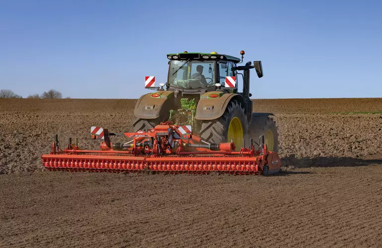 Das Klappbare Kreiseleggen-Keyvisual der KUHNaktuell. Bodenbearbeitung und Sätechnik, welches eine Kreiselegge der Firma KUHN zeigt