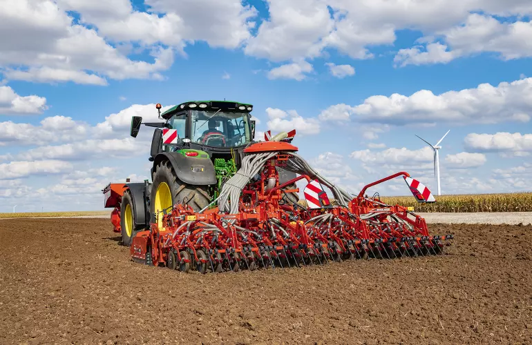 Das Kombinations-Keyvisual der KUHNaktuell. Bodenbearbeitung und Sätechnik, welches eine Kombination aus Fronttank TF 1512, Kreiselegge HR 4530 RCS, Säschiene BTFR 4530 und Einzelkornsämaschine KOSMA CSM der Firma KUHN zeigt