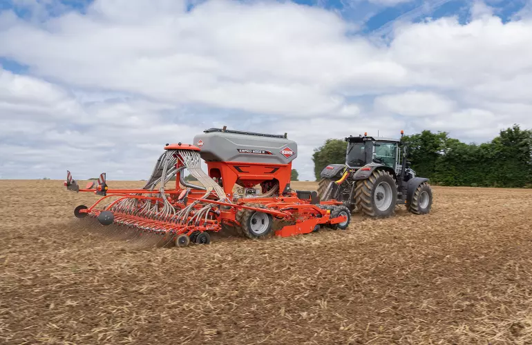 Das Gezogene Drillmaschinen-Keyvisual der KUHNaktuell. Bodenbearbeitung und Sätechnik, welches die Universaldrillmaschine ESPRO der Firma KUHN zeigt