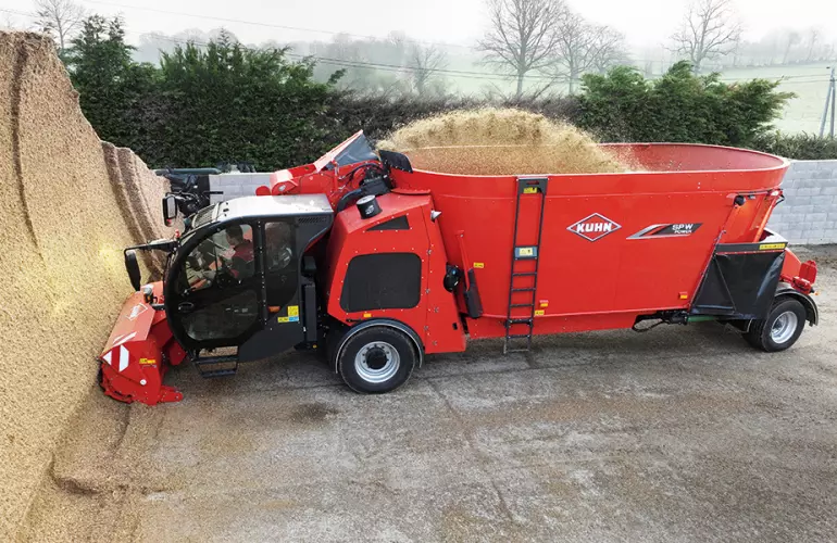 Ein Bild des SPW POWER, eines selbstfahrenden Futtermischwagens mit 2 Vertikalschnecken von KUHN,