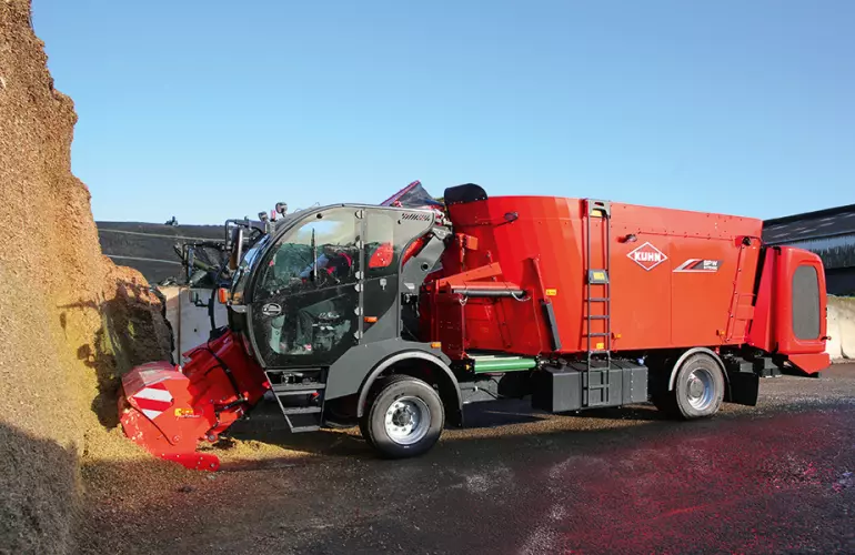 Ein Bild des SPW INTENSE, eines selbstfahrenden Futtermischwagens von KUHN mit 2 Vertikalschnecken.
