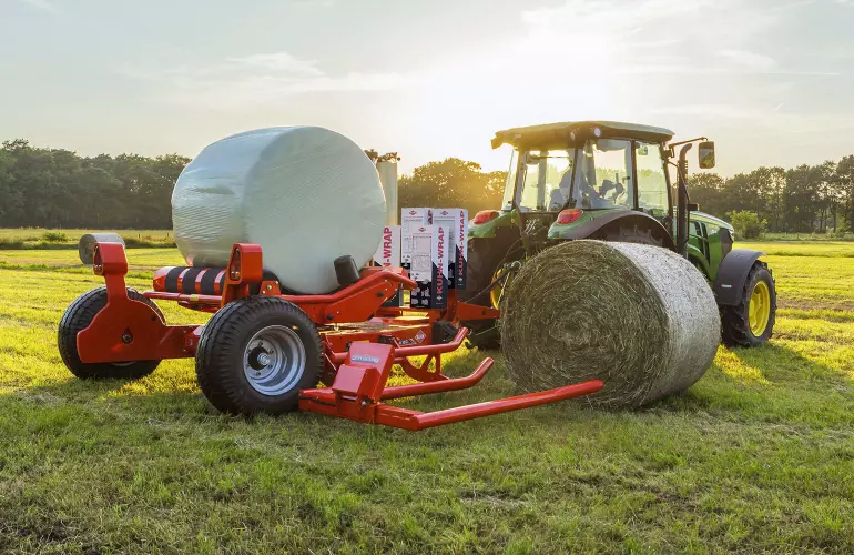 Ein Bild einer RW 1410 C, eines selbstladenden Rundballenwicklers von KUHN.