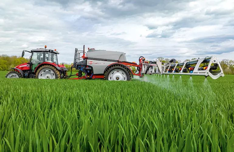Das Keyvisual für gezogene Feldspritzen aus der KUHNaktuell. Pflanzenschutz 2025, welches die LEXIS abbildet