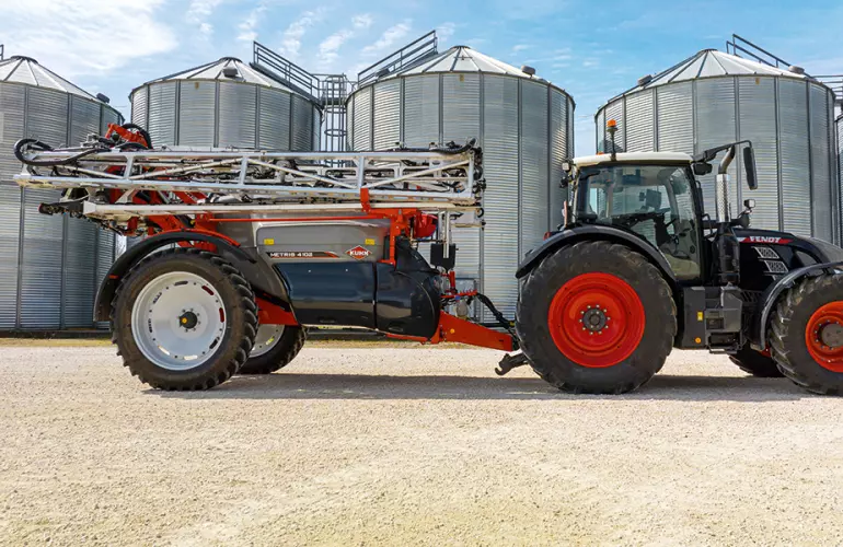 Das Keyvisual für gezogene Feldspritzen aus der KUHNaktuell. Pflanzenschutz 2025, welches die METRIS 2 abbildet