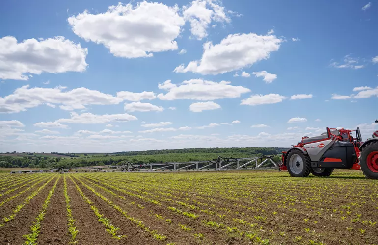 Das Keyvisual für die neue gezogene Feldspritze KARAN aus der KUHNaktuell. Pflanzenschutz 2025, welches die KARAN abbildet