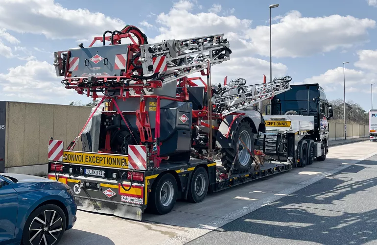 Ein Bild von KUHN-Feldspritzen, die auf einem LKW verladen sind.