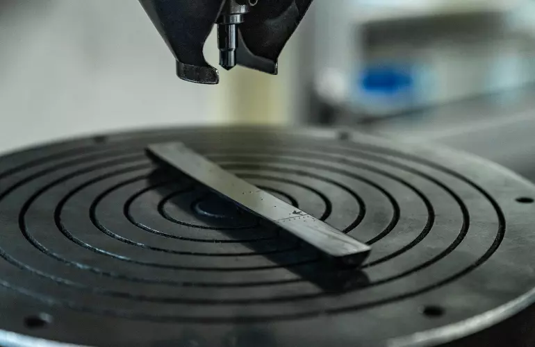 Eine Darstellung einer Diamantspitze, welche zur Messung der Härte von Stahl eingesetzt wird