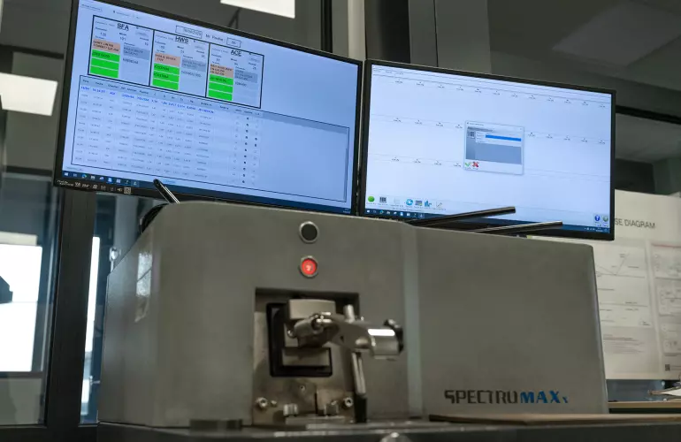 Eine Darstellung eines Spektrometers, welcher im Gießereilabor von KUHN in Saverne steht