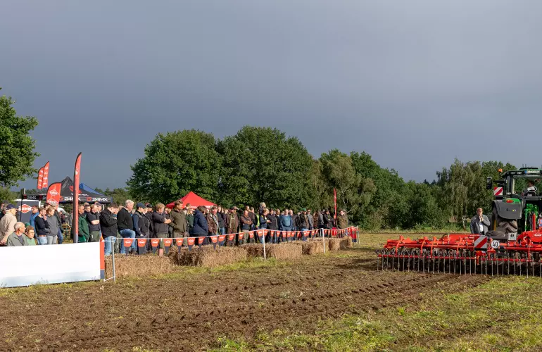Ein Bild von der KUHN ON TOUR 2023 mit Zuschauern, die eine Maschinenvorführung bestaunen