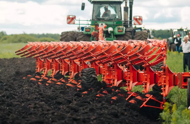 Eine Darstellung des CHALLENGER, eines Aufsattelvolldrehpfluges der Firma KUHN.