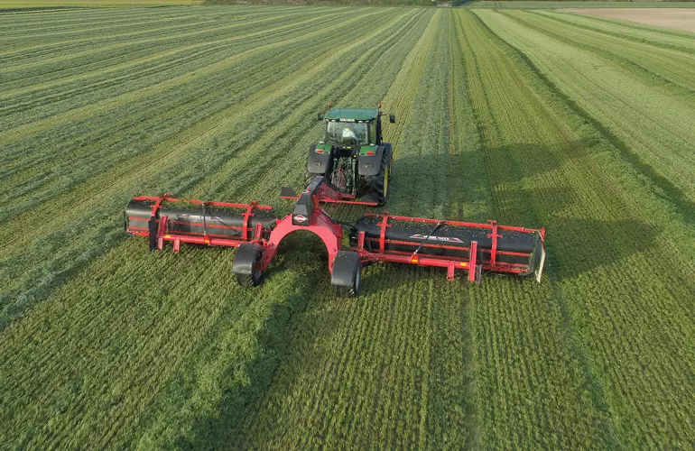 Eine Darstellung des MERGE MAXX 1090, eines Bandschwaders der Firma KUHN.