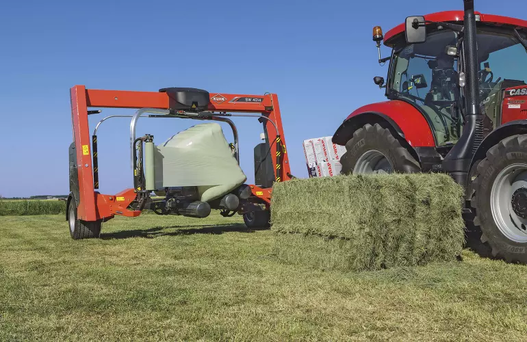 Eine Darstellung der SW 4014, eines Ballenwicklers der Firma KUHN.