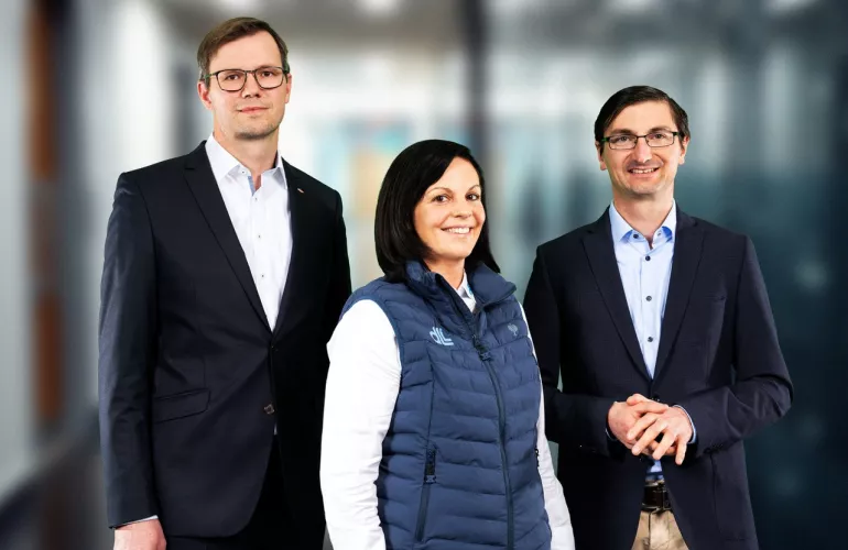 Eine Aufnahme von Silvio Heidig (Vertriebsleiter Süd - KUHN), Michaela Wich (Accountmanager F&A DLL) und Marius Winter (Vertriebsleiter Nord - KUHN)