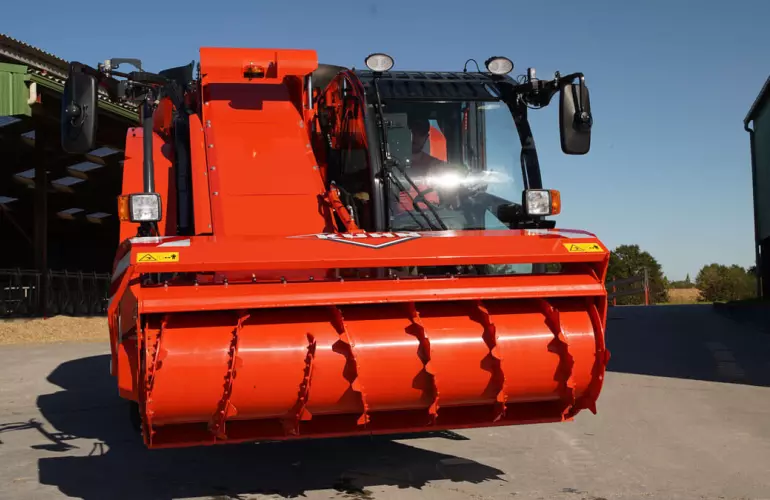 Vue de face d'une mélangeuse automotrice SPV