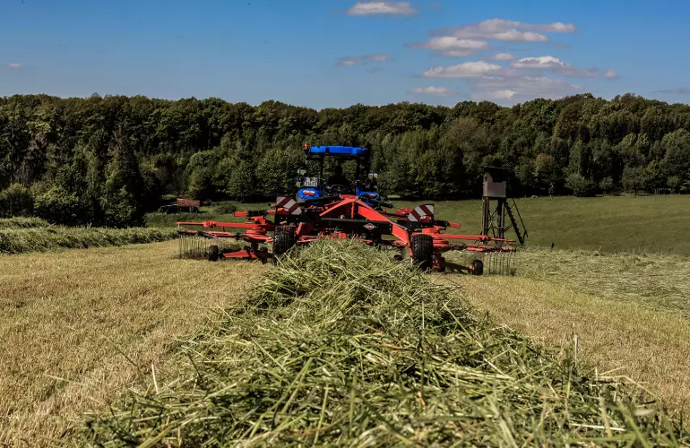 Passion for Bales - Mowing and crop collection