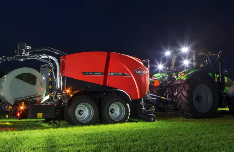 KUHNaktuell. Grünland Titelbild Presswickelkombi