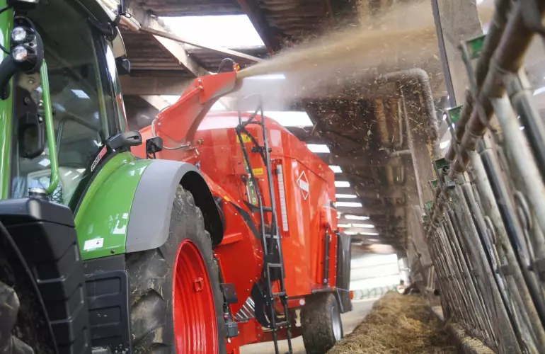 KUHN Futtermischwagen Profile Plus beim einstreuen von Stroh.