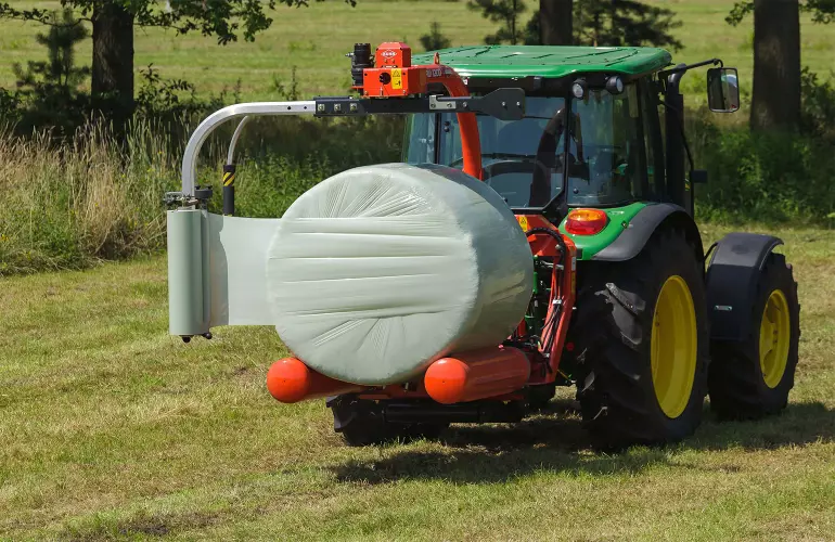 Ein Bild des Rundballenwicklers RW 1200 von KUHN beim Wickeln