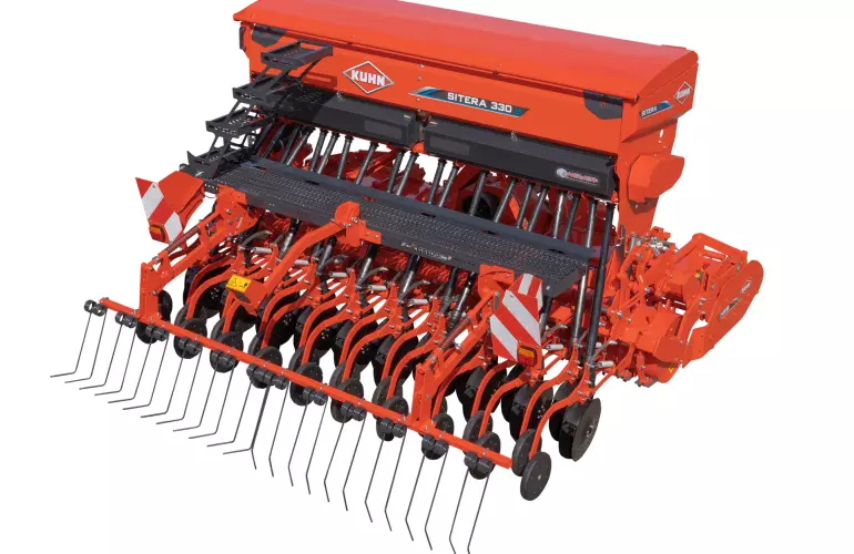 Ein Bild der SITERA 330e - einer Aufbaudrillmaschine mit elektrischem Antrieb - vor einem weißen Hintergrund.