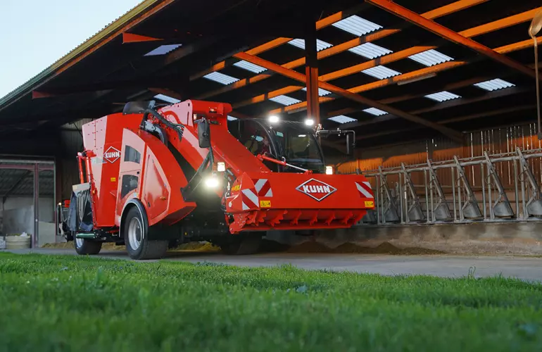 Mélangeuse automotrice SPV Intense en cours de distribution de la ration mélangée à des vaches laitières