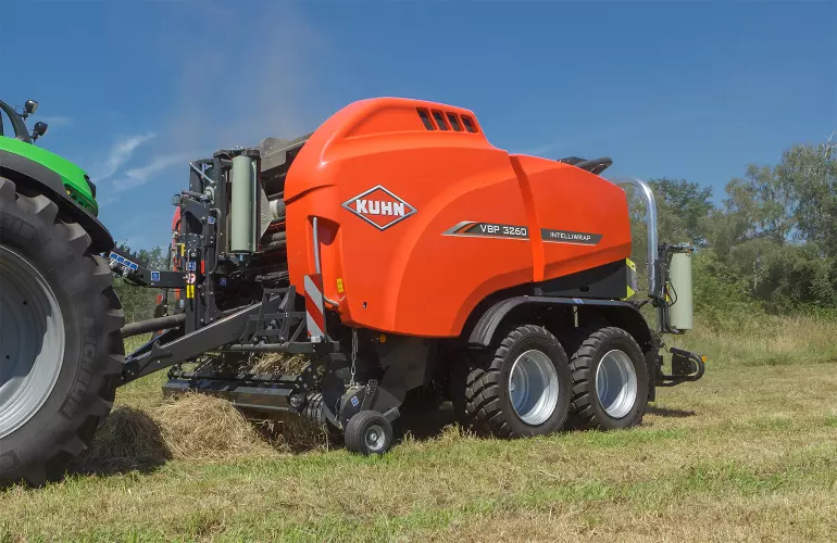 Ein Bild der Presswickelkombination mit variabler Kammer VBP 3260 von KUHN beim Pressen