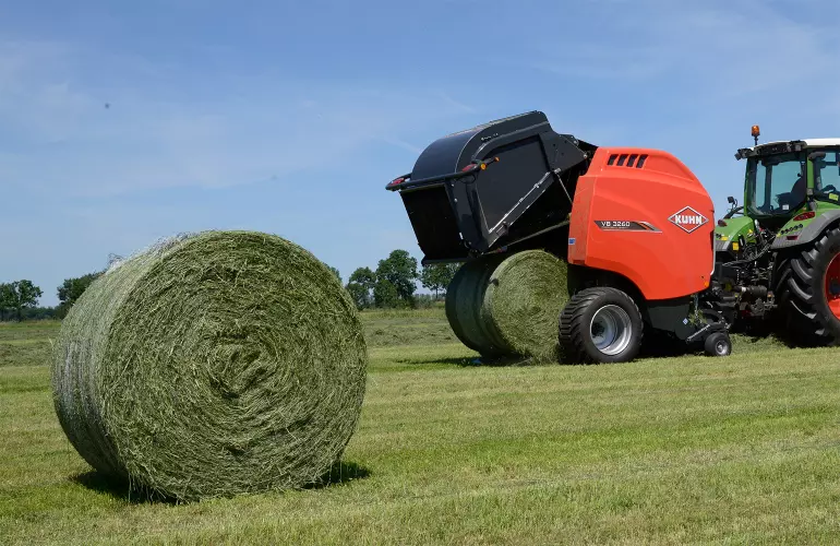 Ein Bild der Rundballenpresse mit variabler Kammer VB 3260 von KUHN beim Pressen