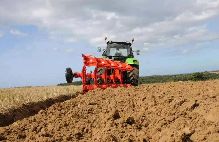Ein Bild eines Pfluges der MASTER 103-Baureihe bei der Feldarbeit.
