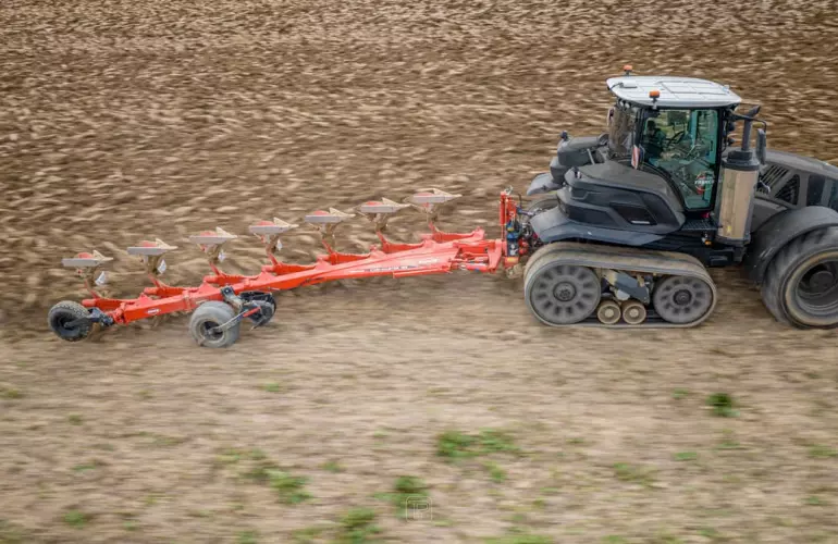 Ein Bild eines Pfluges der MASTER 183-Baureihe bei der Feldarbeit.