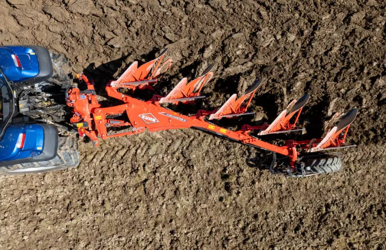 Ein Bild eines Pfluges der MASTER M-Baureihe bei der Feldarbeit.