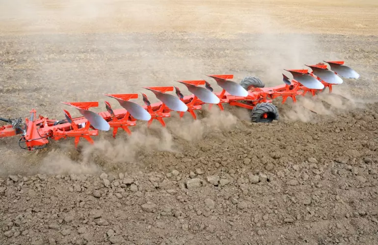 Ein Bild eines Pfluges der VARI-MANAGER-Baureihe bei der Feldarbeit.