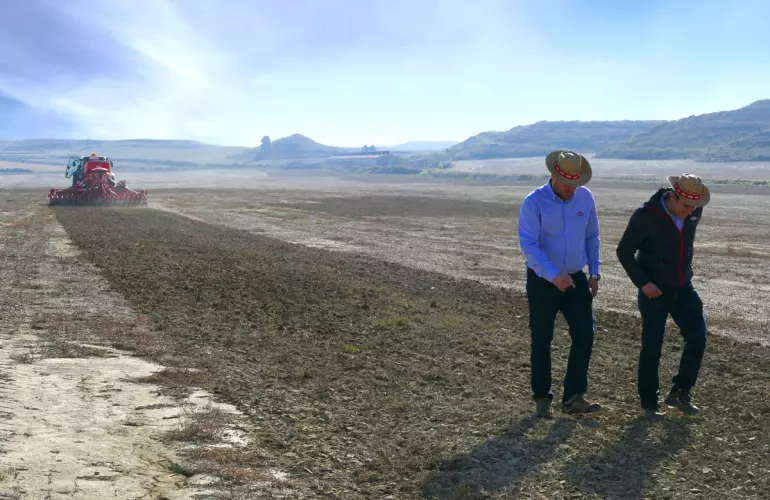 Eine Bodenbegutachtung durch 2 Landwirte nach der Direktsaat