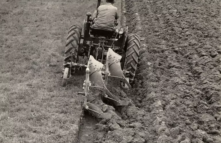 Ein Schwarz-Weiß-Bild eines alten Huard-Pflugs