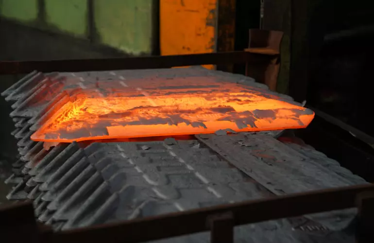 Ein Bild eines Pflugschars, der noch rotglühend ist