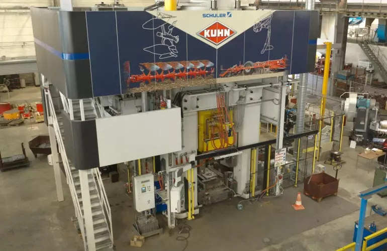 Ein Bild der Presse Charlie, welche Pflugschare herstellt