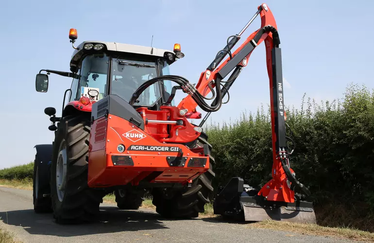 Der KUHN-Böschungsmäher AGRI-LONGER GII mit Anfahrsicherung am Drehgelenk – in Transportstellung