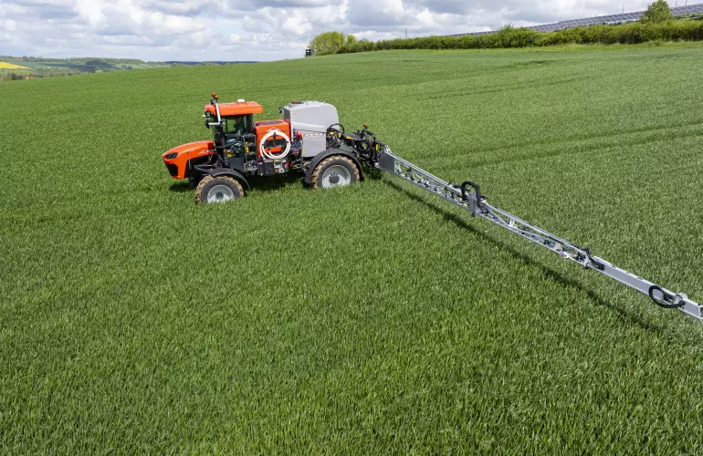 Photo de l'automoteur de pulvérisation ARTEC RS20 dans un champ de blé