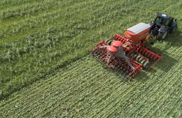 AUROCK 6000 RC, die gezogene Drillmaschine für die Mulch- und Direktsaat im Einsatz