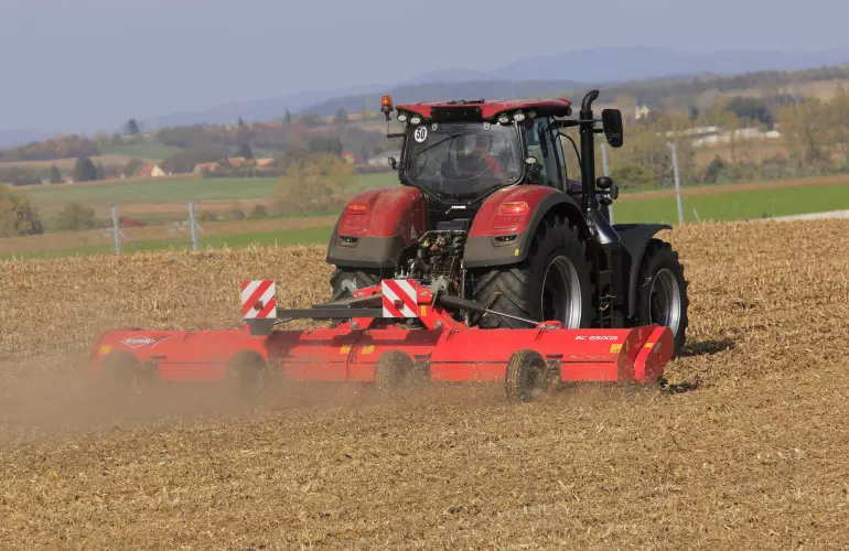 Das Mulchgerät BC 6500 R bei der Zerkleinerung von Maisrückständen