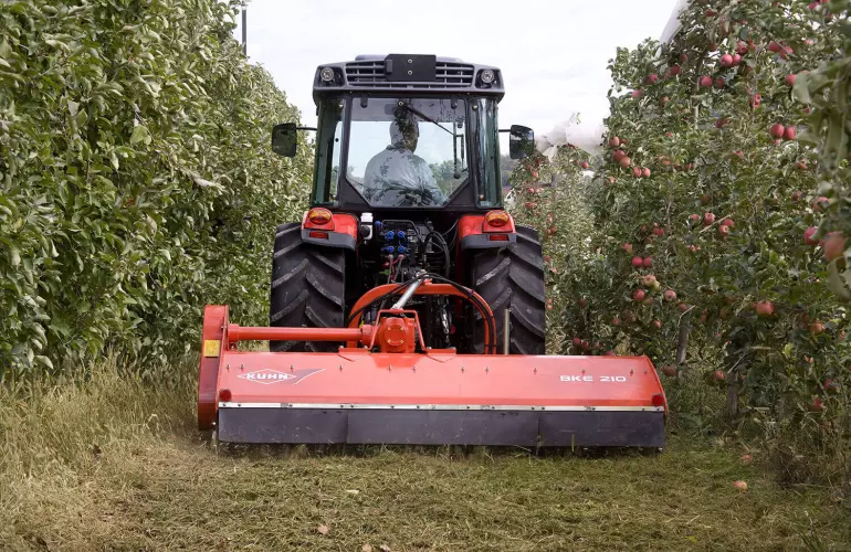 Die gleichmäßige Verteilung der Pflanzenreste beschleunigt deren Verrottung.