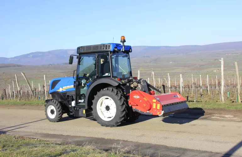 Mulchgerät für den Weinbau BV 14 beim Straßentransport