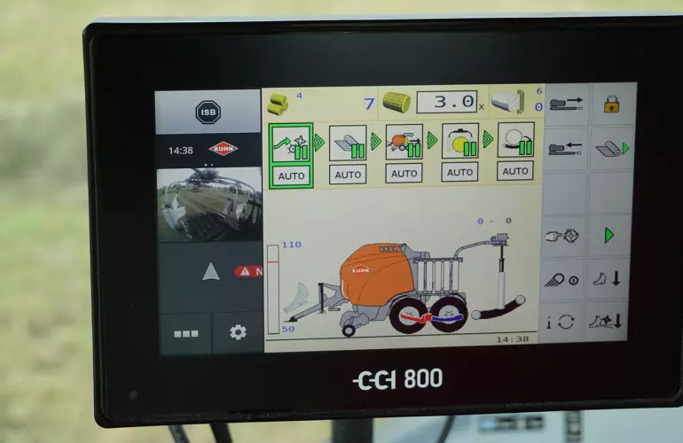 CCI 800 mit Darstellung einer Ballenpresse im Einsatz