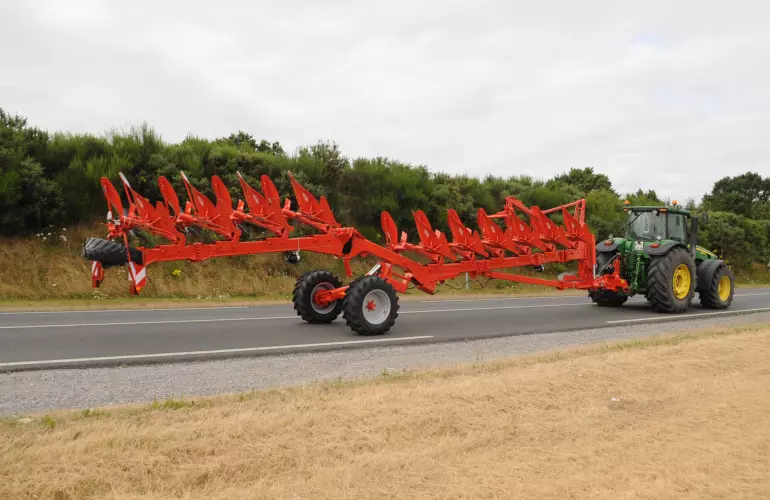 Ansicht des Pflugs CHALLENGER beim Transport