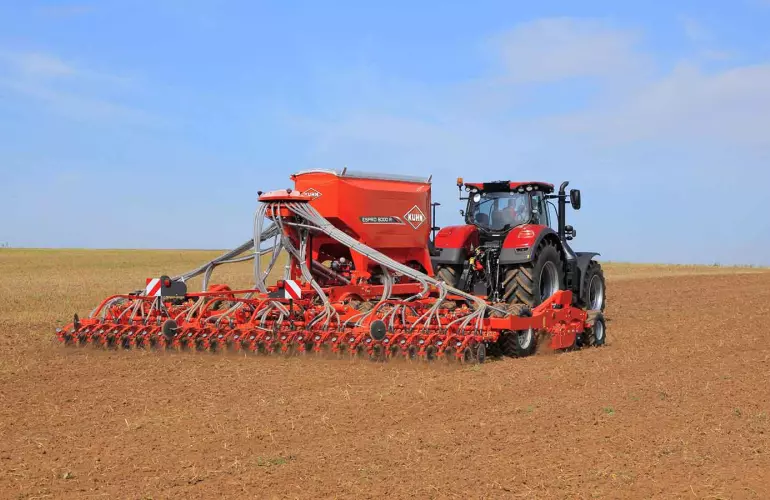 Eine Aufnahme der Universaldrillmaschine ESPRO 8000 R beim Feldeinsatz