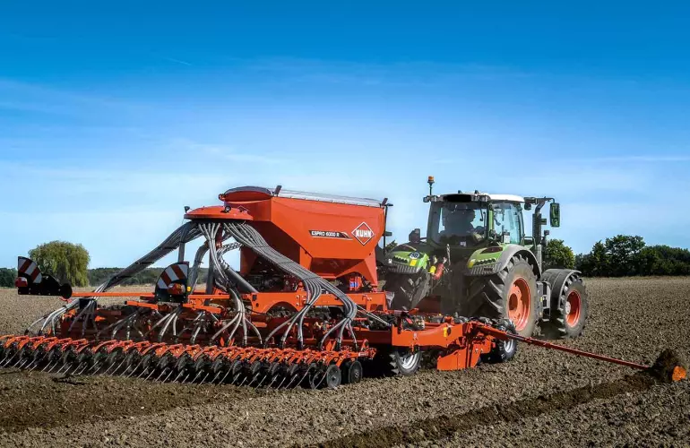 Eine Aufnahme der Universaldrillmaschine ESPRO 6000 R bei der Feldarbeit