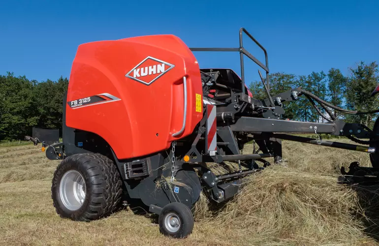 Підбір рослинної маси рулонним прес-підбирачем KUHN FB 3125 з фіксованою камерою
