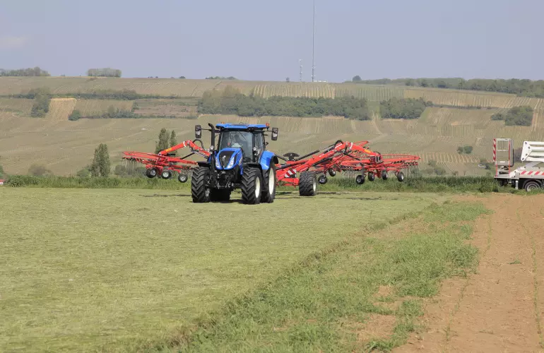 Schwader GA 13031 beim Arbeiten auf einer Wiese