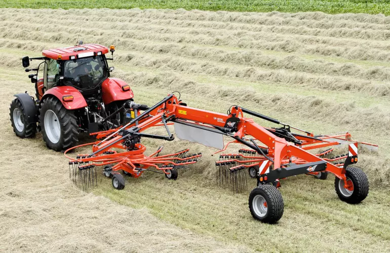 GA 8030 bei der Arbeit auf einer Wiese