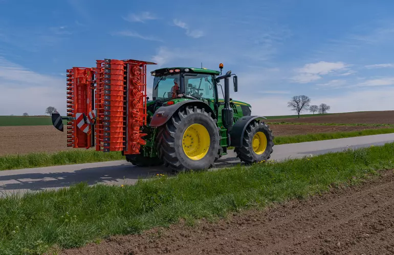  Kreiselegge HR 4530 RCS bei der Arbeit