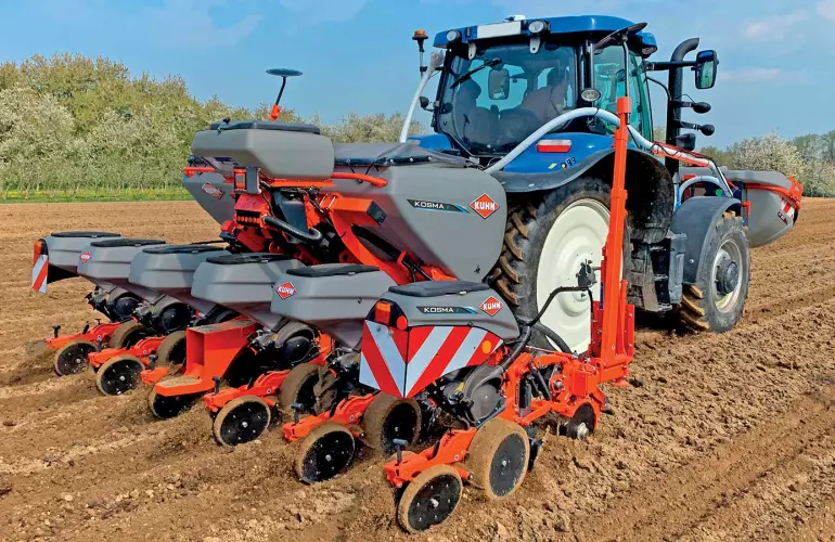 Das kompakte Design und geringe Gewicht der KOSMA Einzelkornsämaschine ermöglichen den Einsatz mit Traktoren der mittleren Leistungsklasse